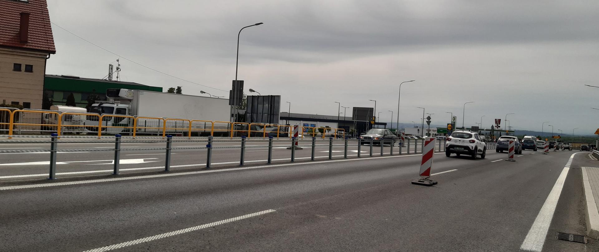 nowa droga dwujezdniowa, oznakowanie tymczasowe pomiędzy pasami ruchu