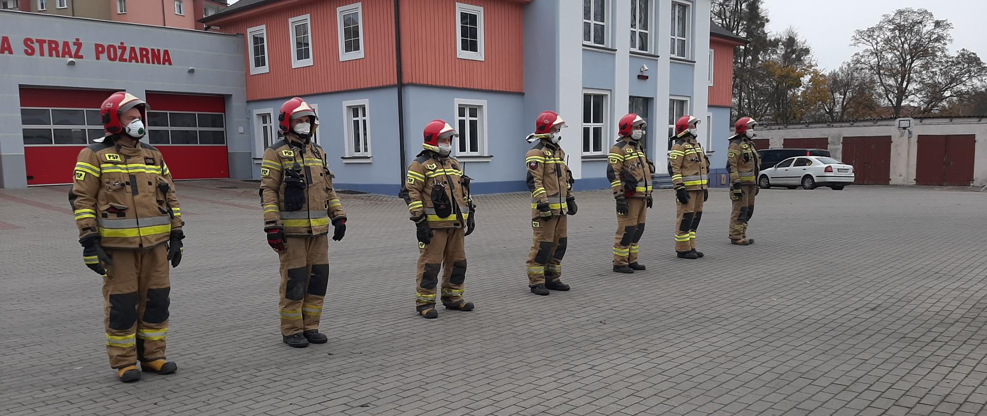 Zdjęcie przedstawia uroczyste wciągnięcie flagi na maszt