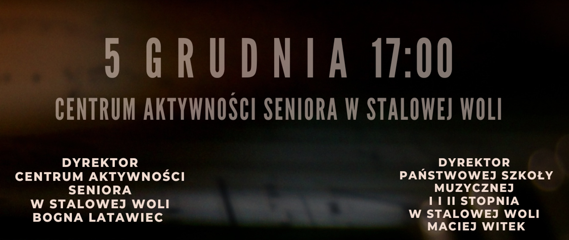 Plakat koncertu muzyki filmowej. Ciemne tło przestawiające klawisze fortepianu. Na górze plakatu data oraz godzina wydarzenia po środku tytuł koncertu, poniżej szczegółowe informacje dotyczące wykonawców występujących w tym koncercie. Na samym dole na czarnym tle z lewej strony białe logo Centrum Aktywności Seniora po prawej stronie logo szkoły w postaci nutki z napisem PSM Stalowa Wola.