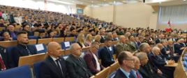 Uczestnicy wydarzenia siedzący na sali wykładowej.