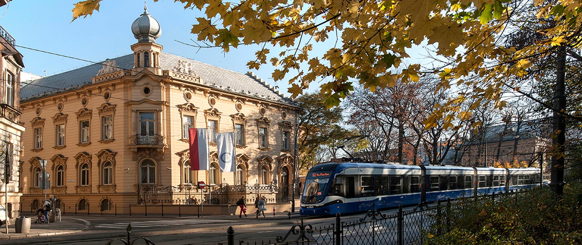 Budynek Instytutu Ekspertyz Sądowych im. prof. dra Jahna Sehna w scenerii jesiennej
