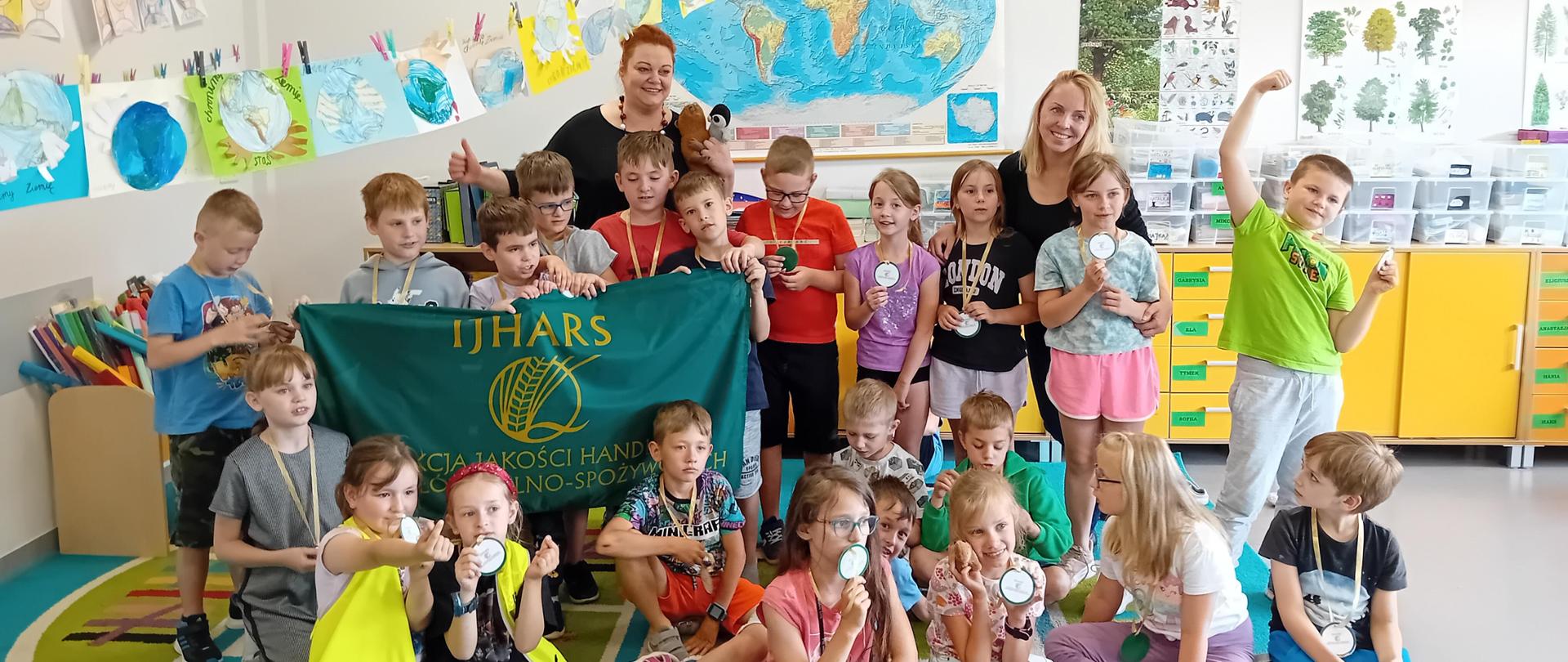 Zdęcie dzieci podczas zajęć w szkole