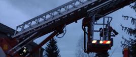 Rozstawiono drabina mechaniczna w tle budynek w którym doszło do zadymienia