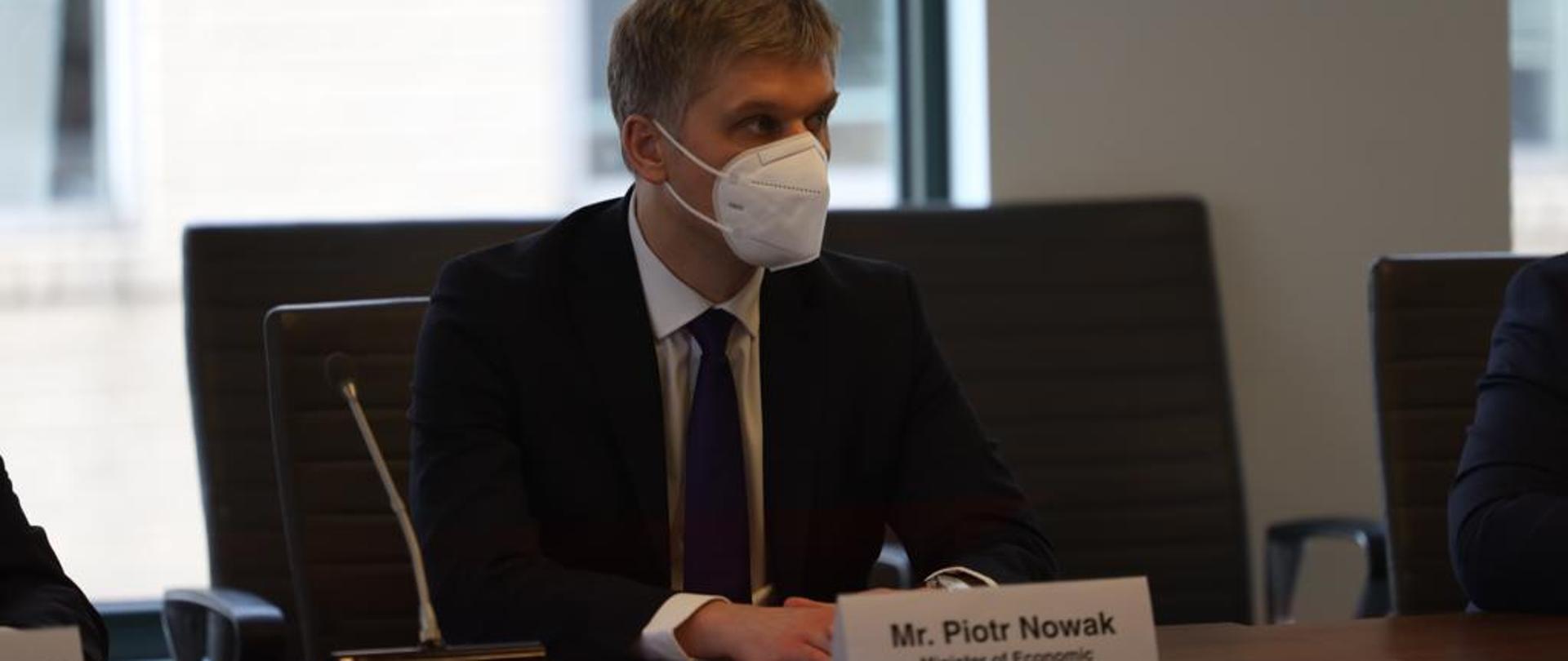 Minister rozwoju i technologii Piotr Nowak siedzący przy stole podczas spotkania w Nuclear Energy Institute w Waszyngtonie 