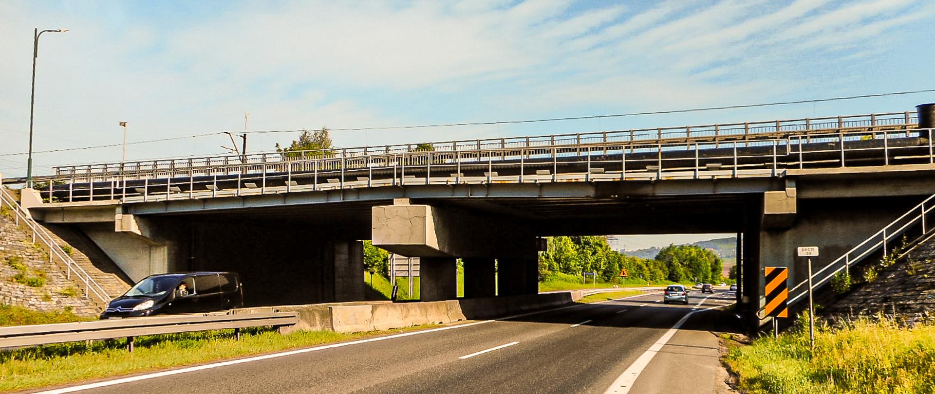 Fotografia wiaduktu nad dwujezdniową drogą krajową. Wiadukt umożliwia bezkolizyjne przeprowadzenie ruchu w ciągu ulicy Czeladzkiej (droga krajowa nr 94) nad drogą krajową nr 86 w Będzinie.