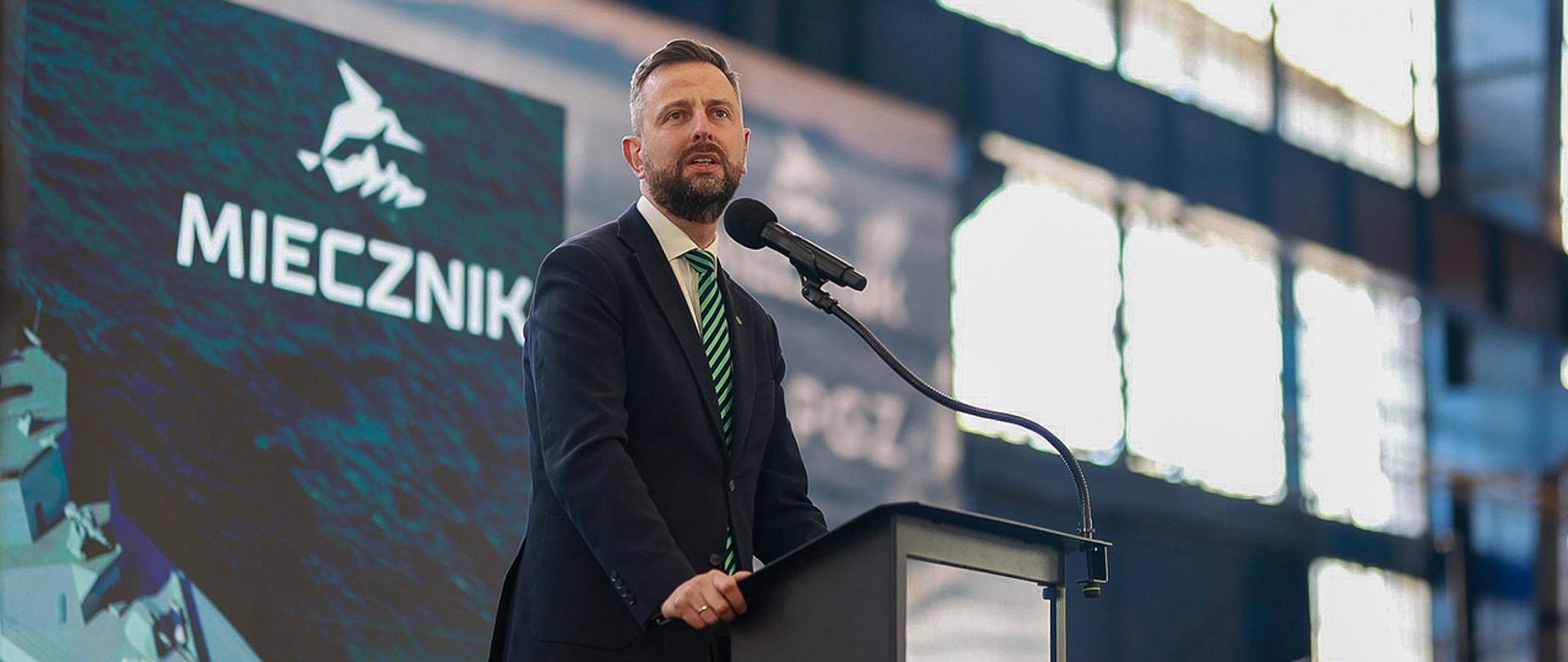 5 maja 2025 r. w PGZ Stoczni Wojennej sp. z.o.o. w Gdyni, Władysław Kosiniak - Kamysz wicepremier-minister obrony narodowej wziął udział w uroczystości palenia blach pod drugą fregatę Miecznik - Burzę. Fot. Krzysztof Niedziela/MON