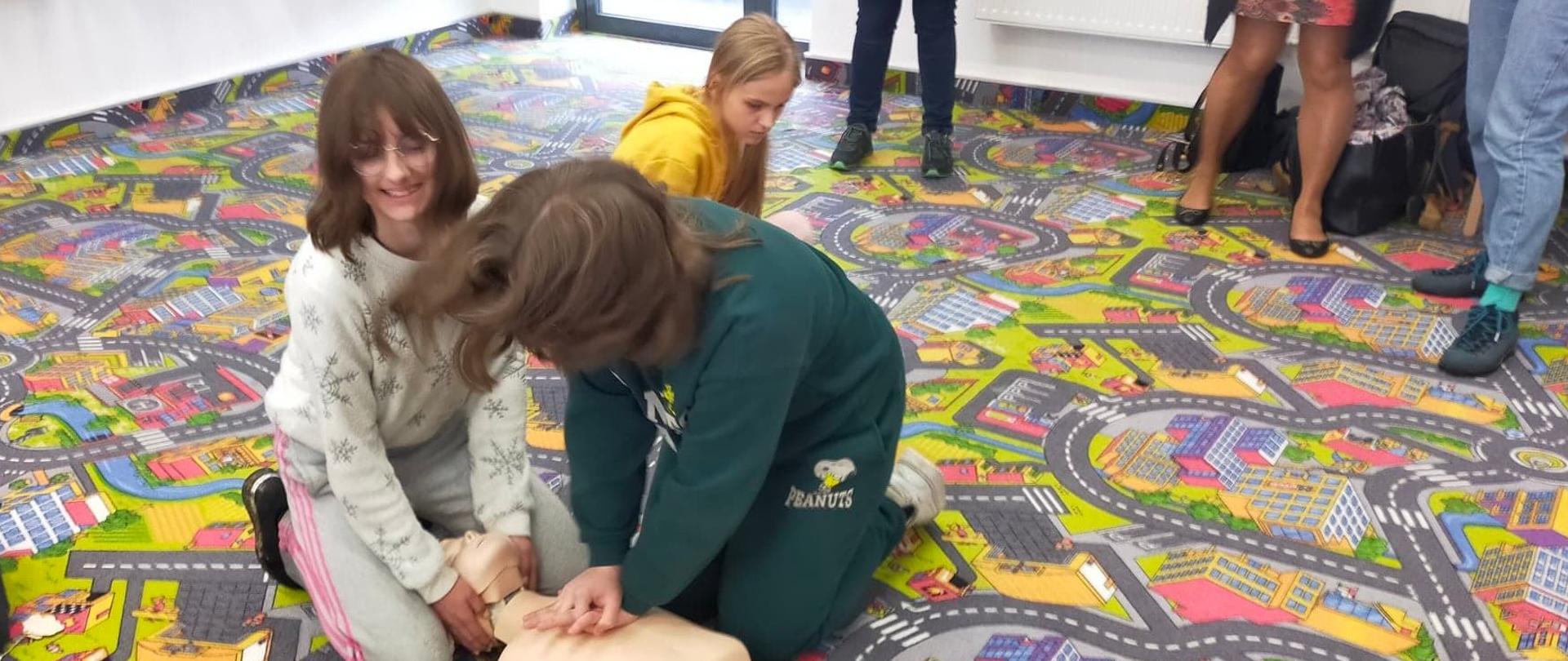 Dzieci uczące się pierwszej pomocy. 