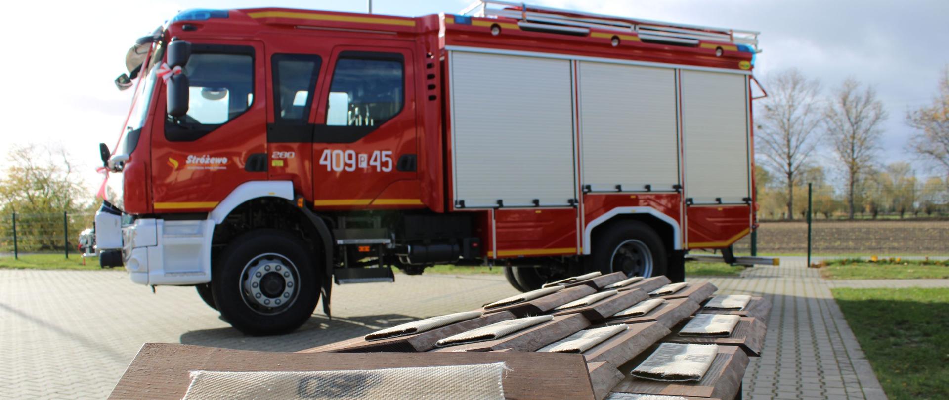 Zdjęcie przedstawia nowy samochód ratowniczo – gaśniczy dla jednostki OSP Stróżewo.
W tle plac, pola i drzewa.
