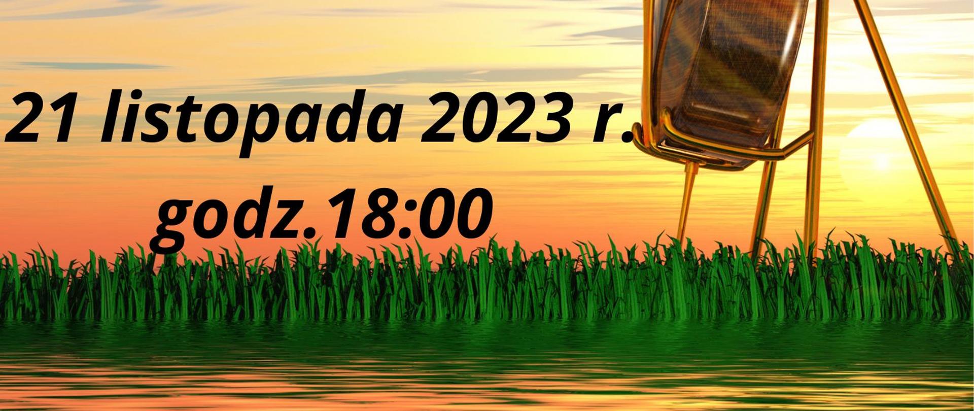 Plakat jest w kolorach: niebieskim, pomarańczowym, brązowym, zielonym i beżowym. Przedstawia wiolonczelę stojącą bokiem na stojaku na tle wody, tataraku i nieba. Na górze napis w kolorze czarnym ,,Państwowa Szkoła Muzyczna I st. im Jana Sebastiana Bacha w Grajewie serdecznie zaprasza na Audycję Klasy Wiolonczeli", poniżej data i godzina audycji (21 Listopada 2023 rok godz. 18:00). Na dole miejsce koncertu. 