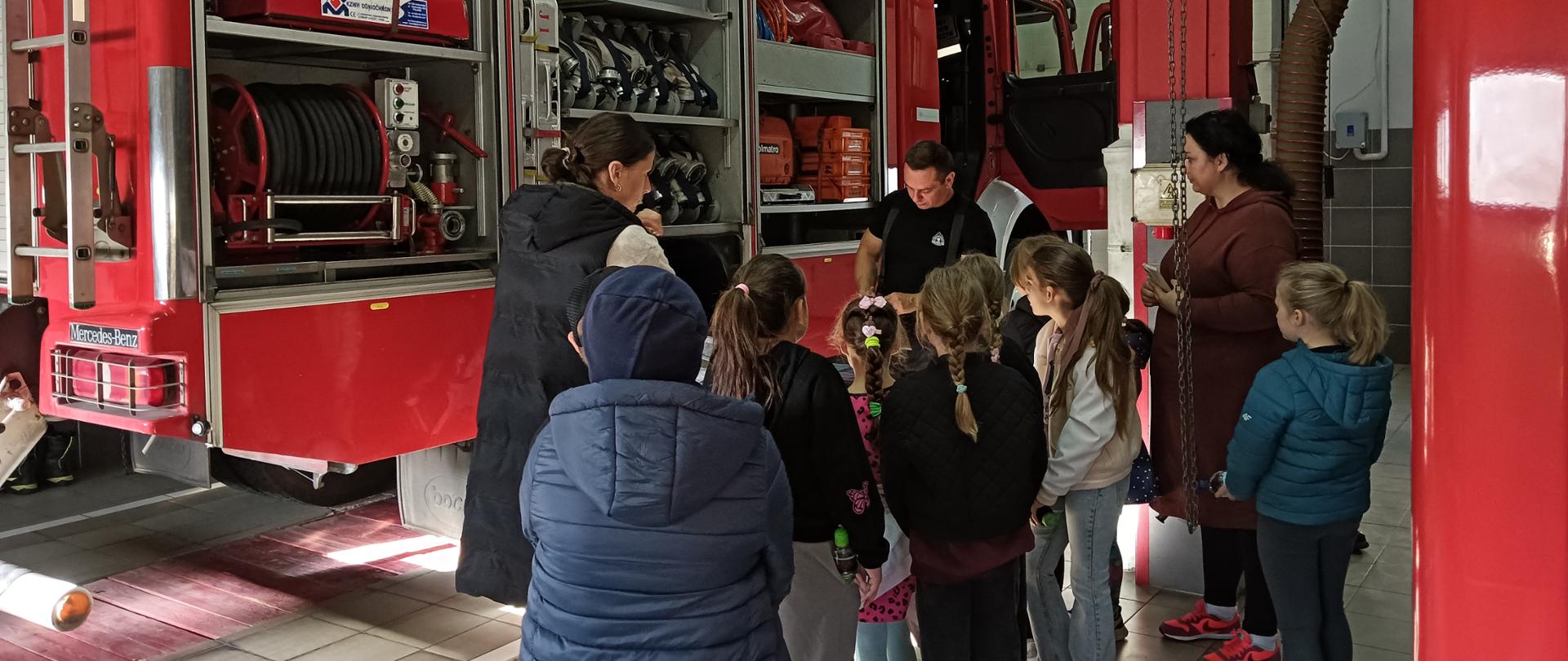 uczniowie oglądający sprzęt strażacki