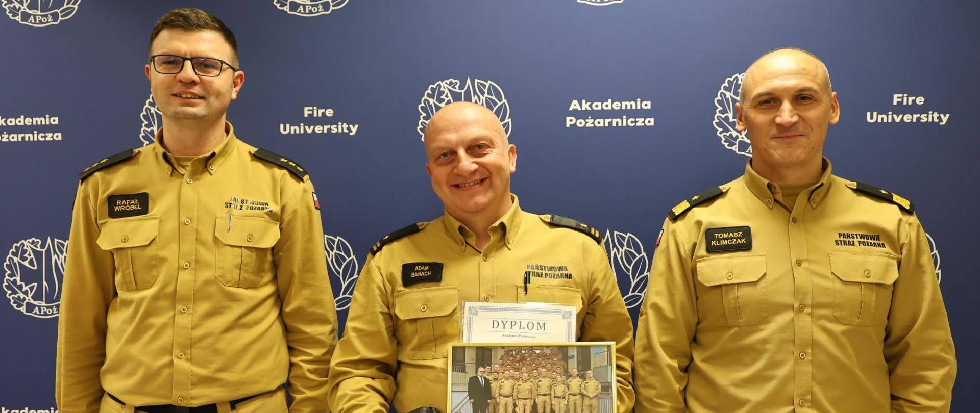 W dniach 19-20 listopada br. mł. bryg. Józef Adam Banach - Komendant Powiatowy PSP w Mrągowie uczestniczył w szkoleniu z zakresu ochrony ludności i obrony cywilnej w Akademii Pożarniczej w Warszawie. 