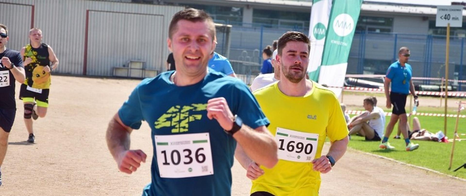 Na metę wbiega st. kpt. Damian Torbowski