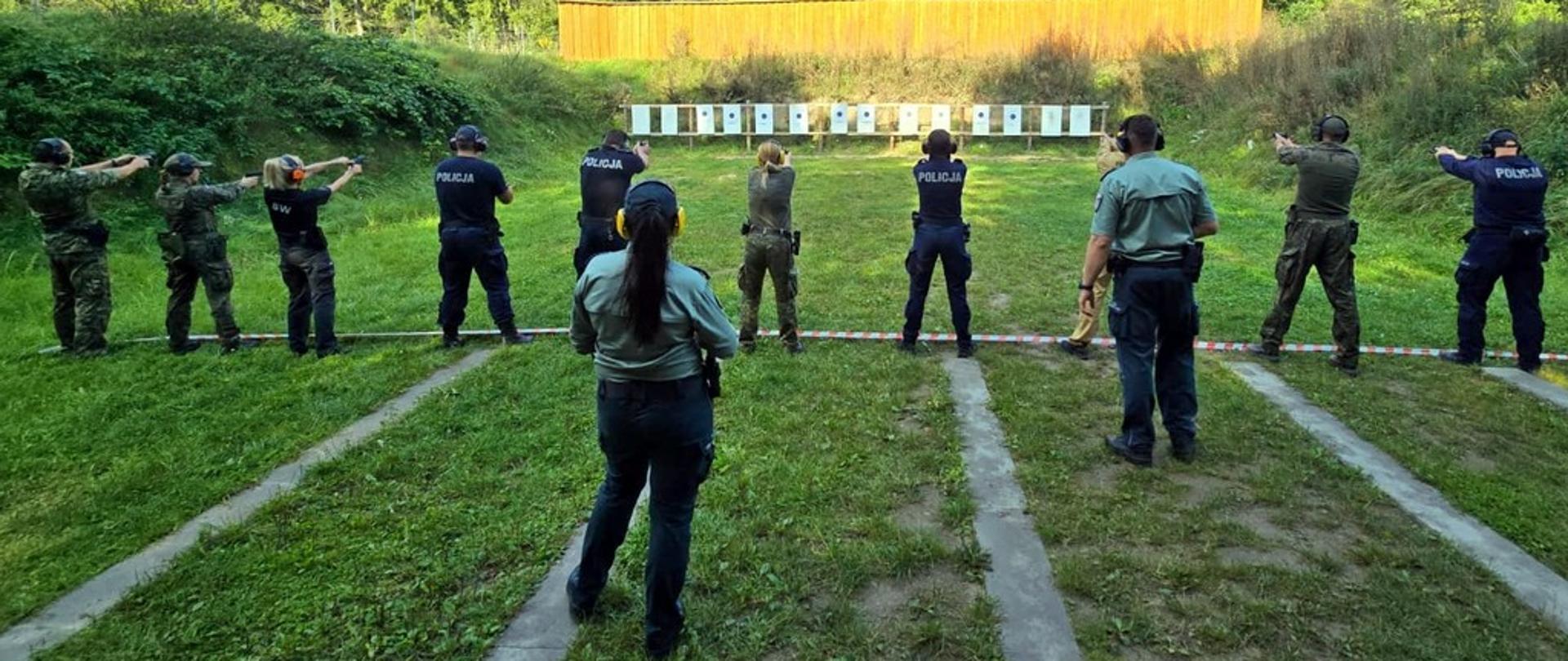 Funkcjonariusze strzelają do tarcz