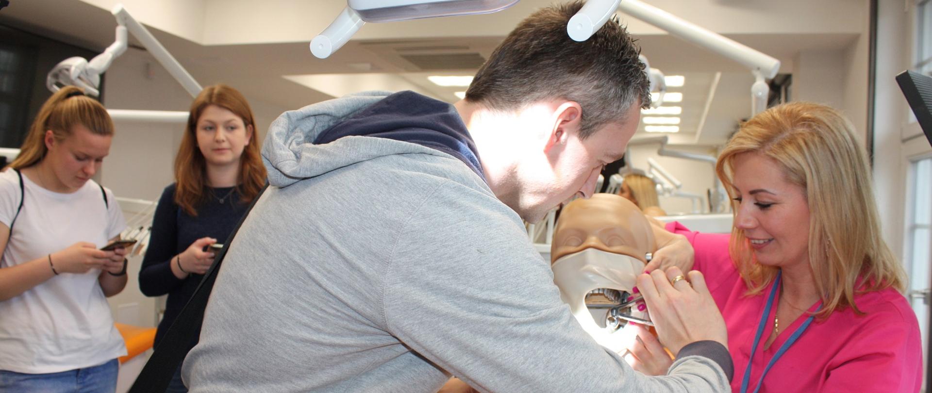 Centra Symulacji Medycznej znów otwarte dla uczniów. Pokażcie uczniom te wyjątkowe miejsca