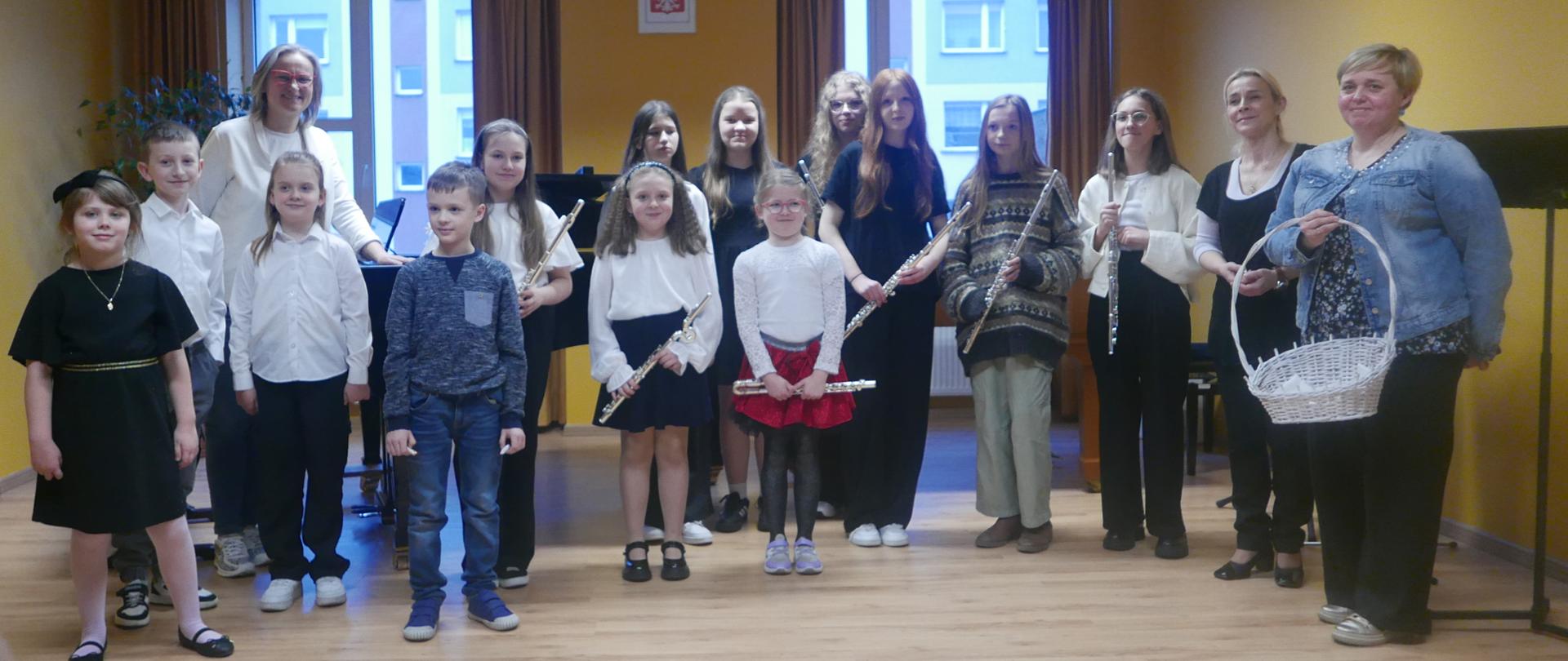 Na zdjęciu dwie klasy-klasa fortepianu i fletu poprzecznego oraz nauczycielki przedmiotów.