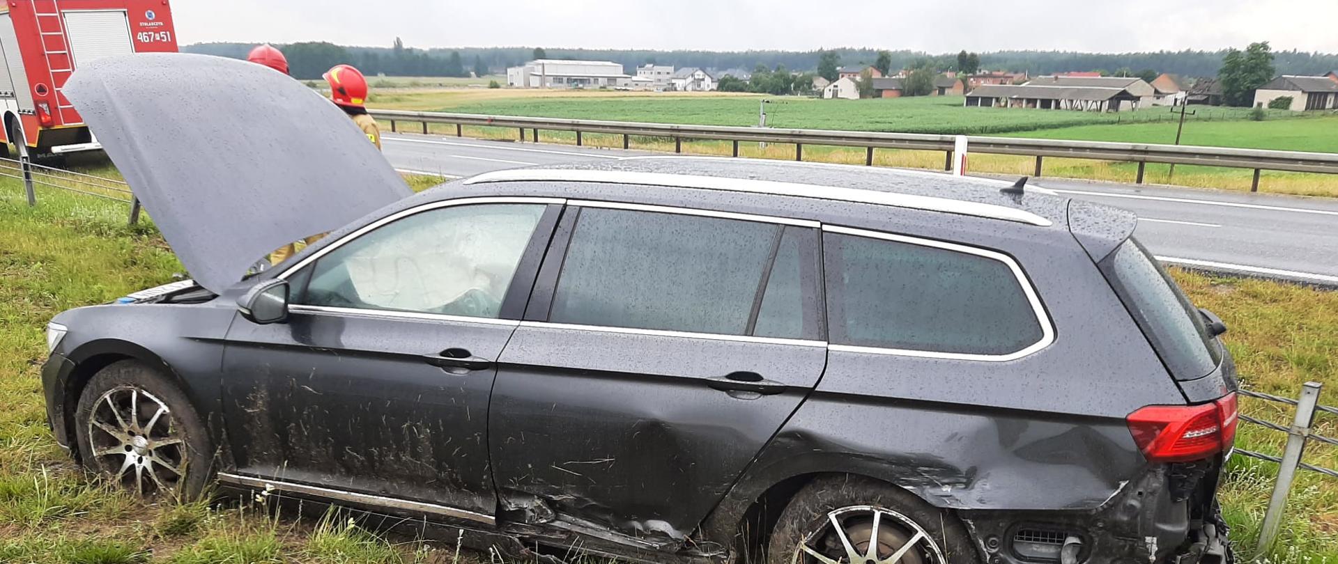 Widoczne miejsce zdarzenia uszkodzony pojazd oraz służby działające na miejscu