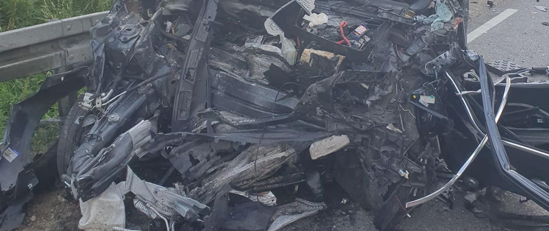 Zdjęcie przedstawia wrak samochodu osobowego po wypadku drogowym