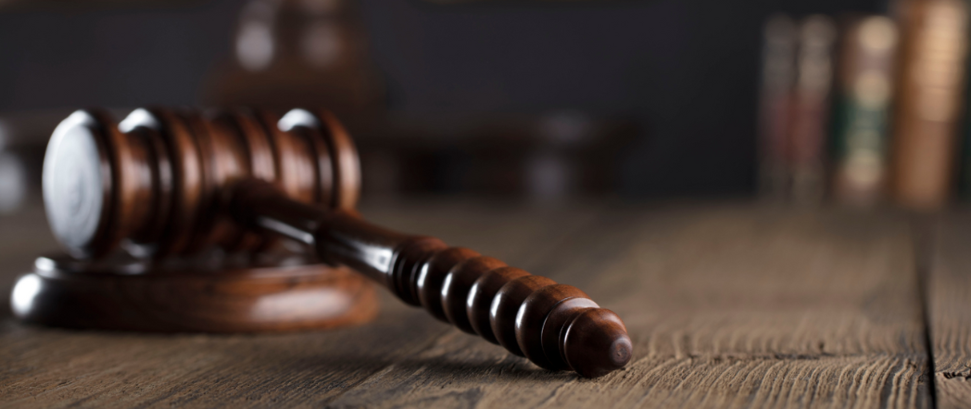 Młotek sędziowski na podkładce.