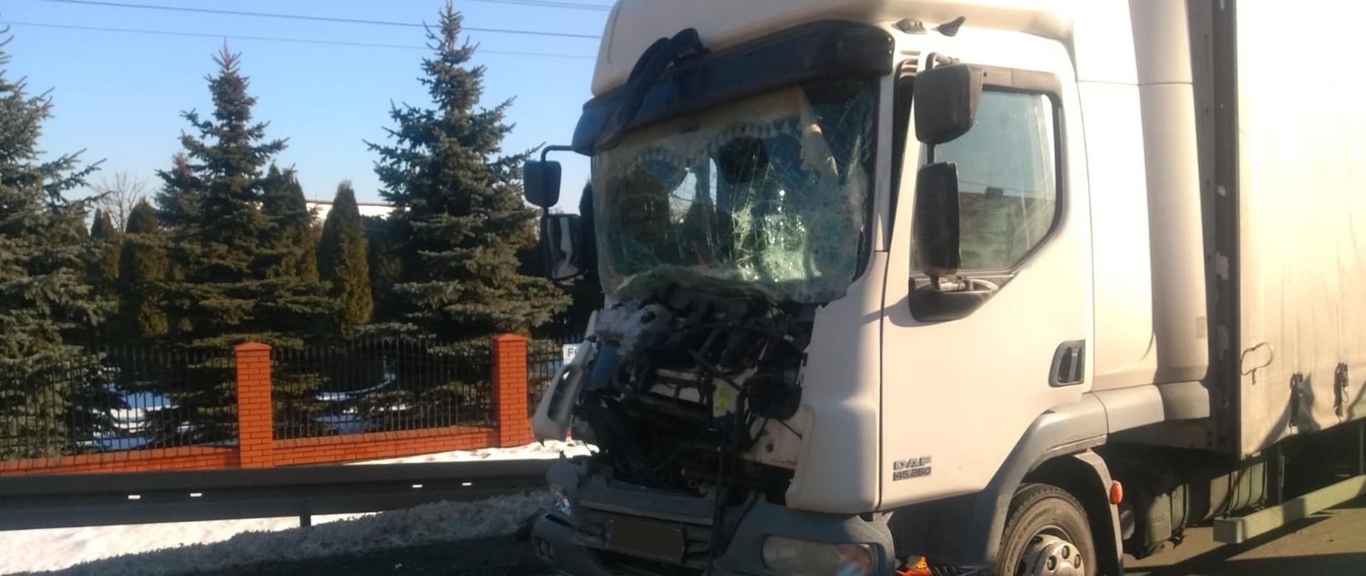 Widać samochód ciężarowy po zderzeniu z naczepą, przód samochodu zgnieciony