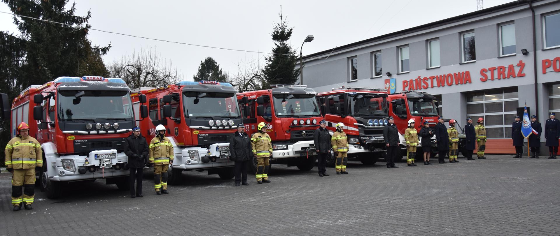 Na zdjęciu widać wozy strażackie