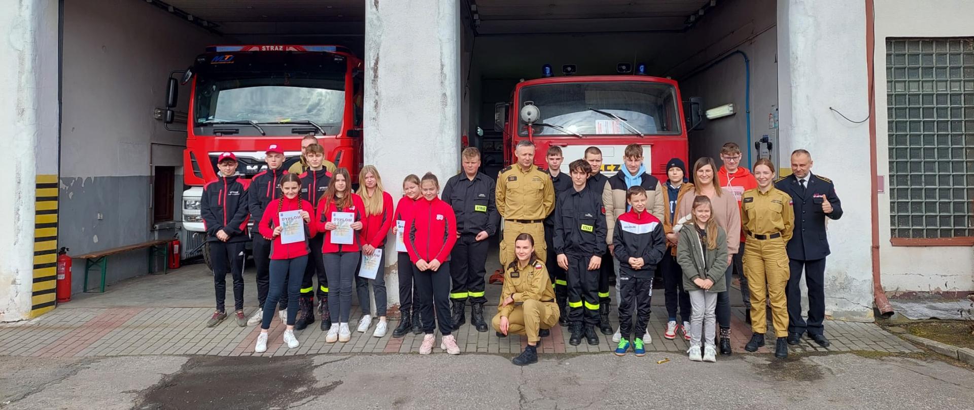 Uczestnicy i jury OTWP gm. Gardeja podczas pisania testu