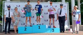 Medaliści stoją na podium