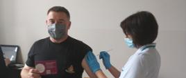 STRAŻACY Z POWIATU KAZIMIERSKIEGO ROZPOCZĘLI AKCJĘ SZCZEPIENIA PRZECIW COVID-19