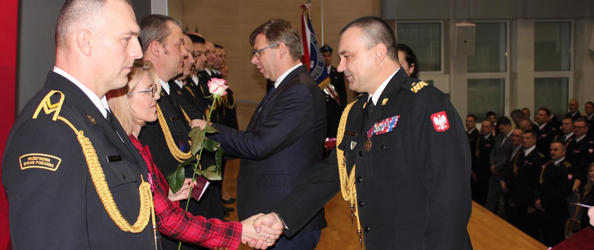 komendant Wojewódzki składa gratulacje. 