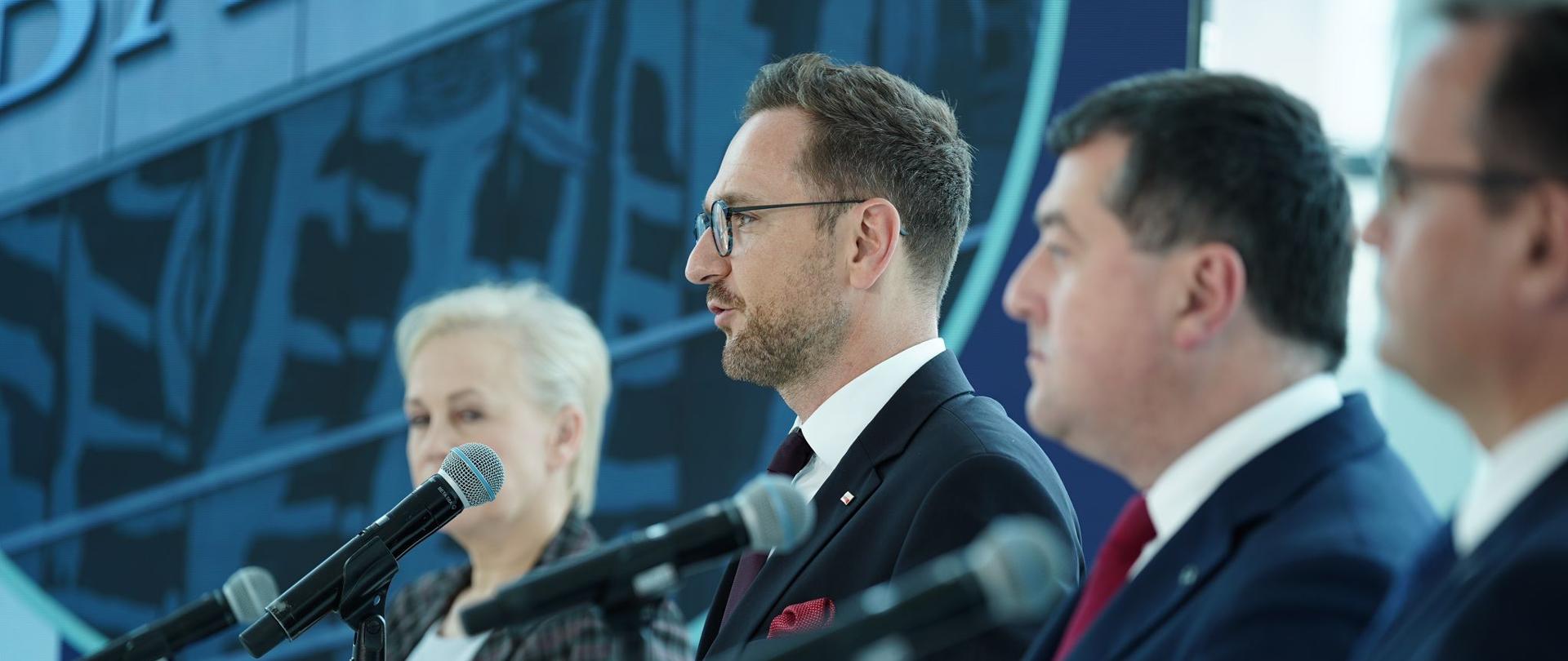 Minister rozwoju i technologii Waldemar Buda, prezes Banku Gospodarstwa Krajowego Beata Daszyńska-Muzyczka, prezes Zarządu Banku Pekao Leszek Skiba