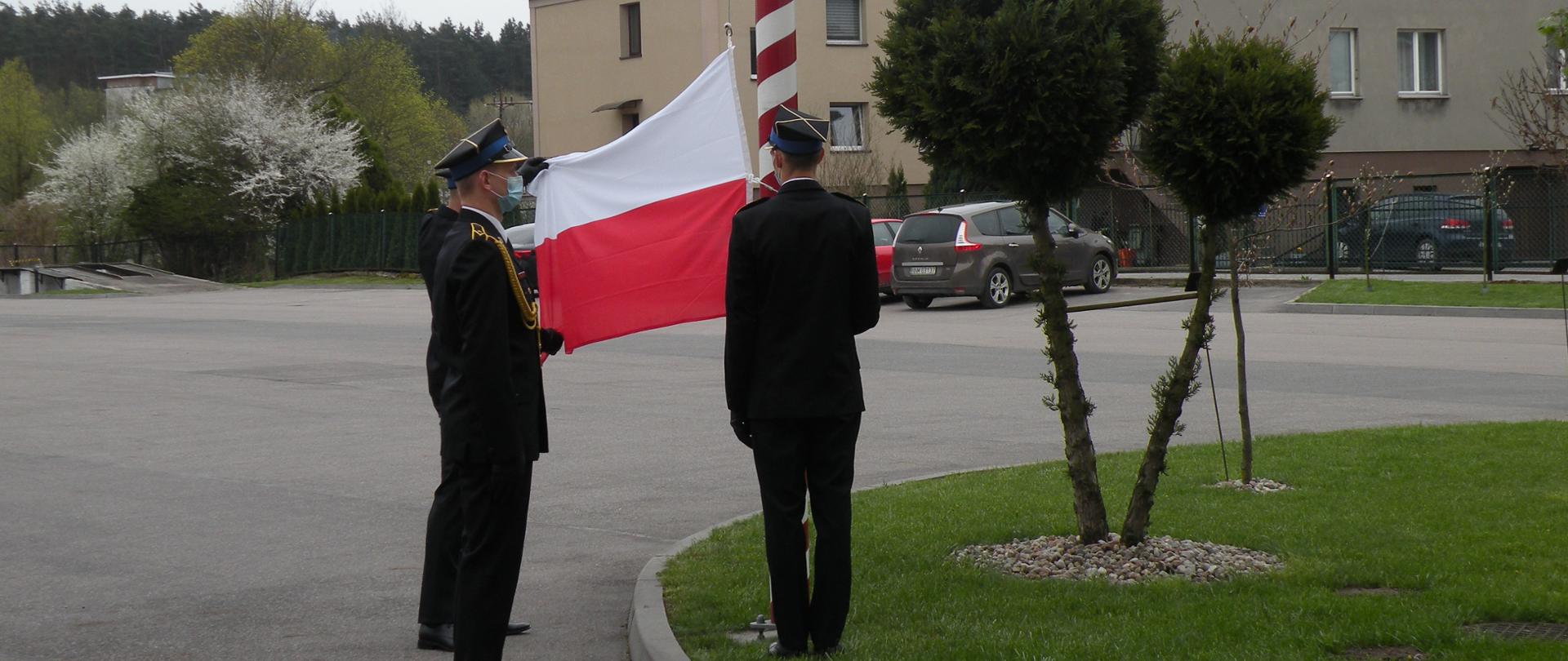Poczet flagowy, podnosi Państwową flagę