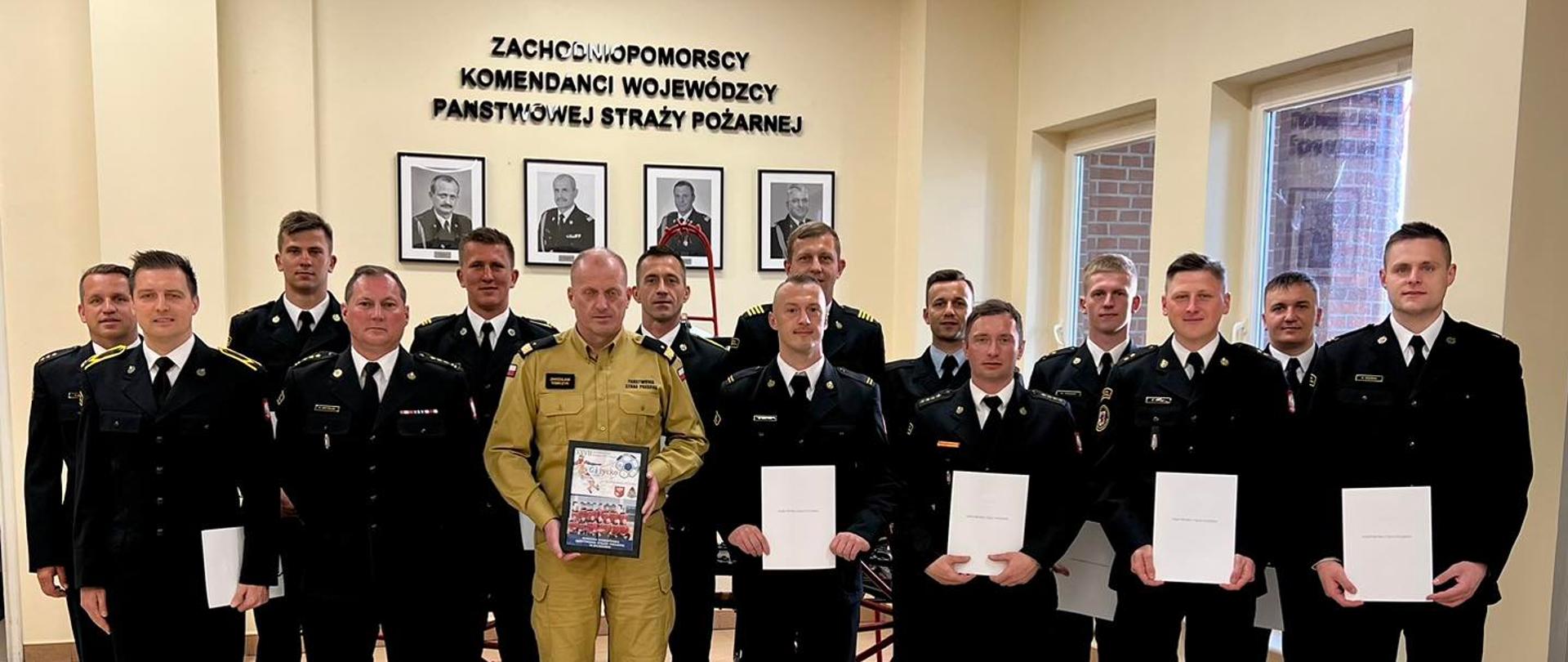 Zdjęcie grupowe Zachodniopomorskiego Komendanta Wojewódzkiego wraz z kadrą piłkarską KW PSP Szczecin