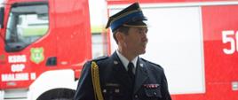 Na zdjęciu, na tle samochodu ratowniczo-gaśniczego zastępca komendanta wojewódzkiego PSP bryg. Andrzej Marczenia w mundurze galowym.