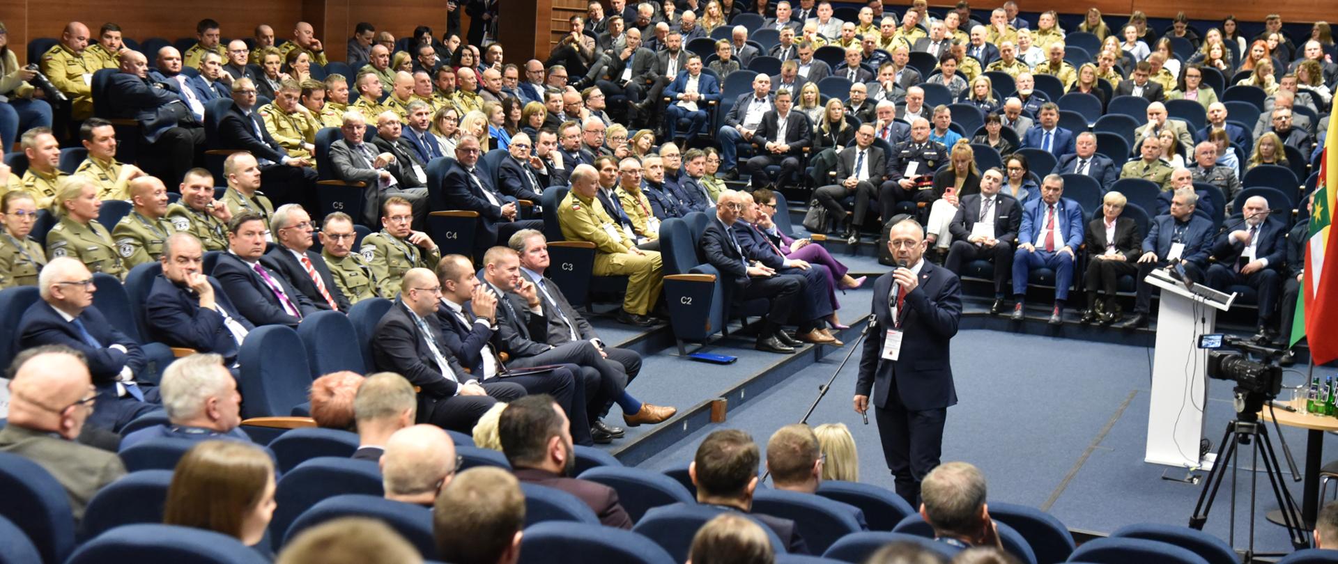 Konferencja "Współczesne wyzwania dla ochrony ludności" - Wojewoda marek Cebula przemawia podczas konferencji 