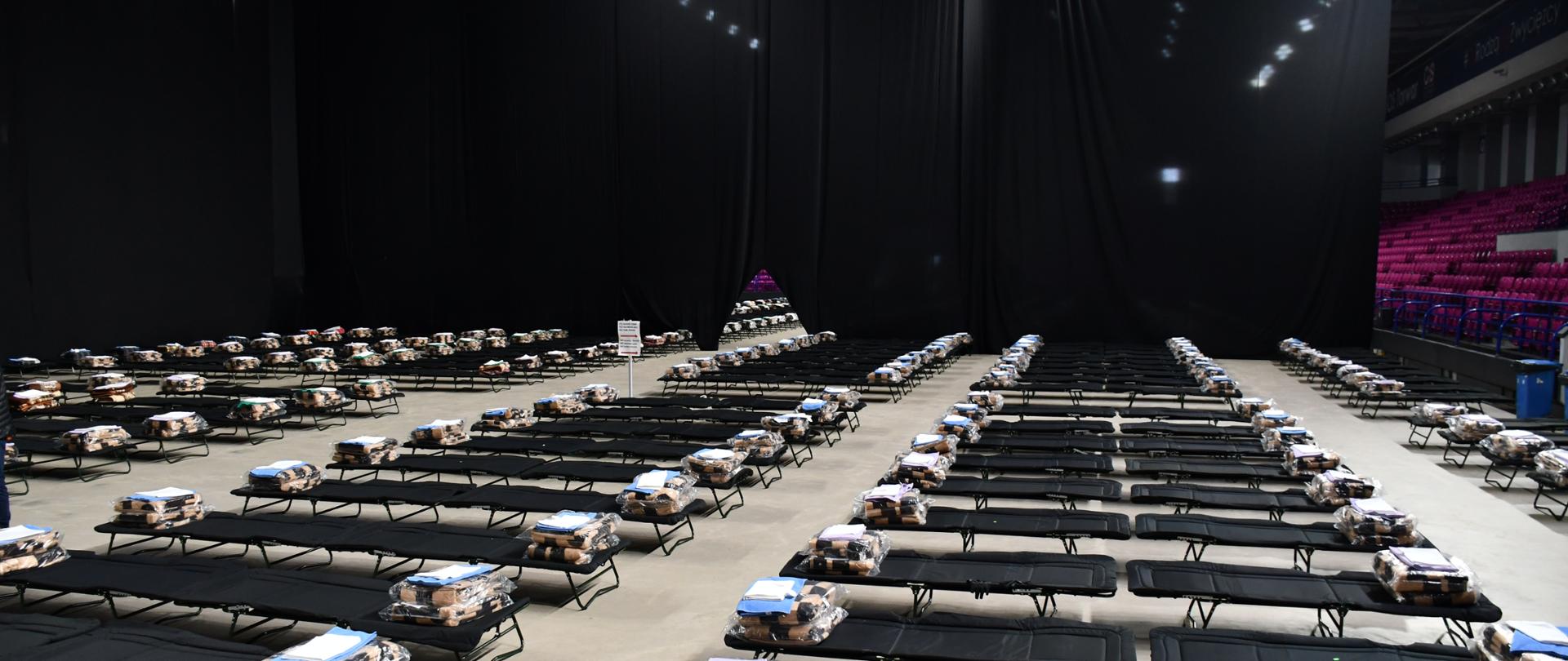 Punkt recepcyjny dla uchodźców z Ukrainy na hali COS TORWAR - sala wypoczynku