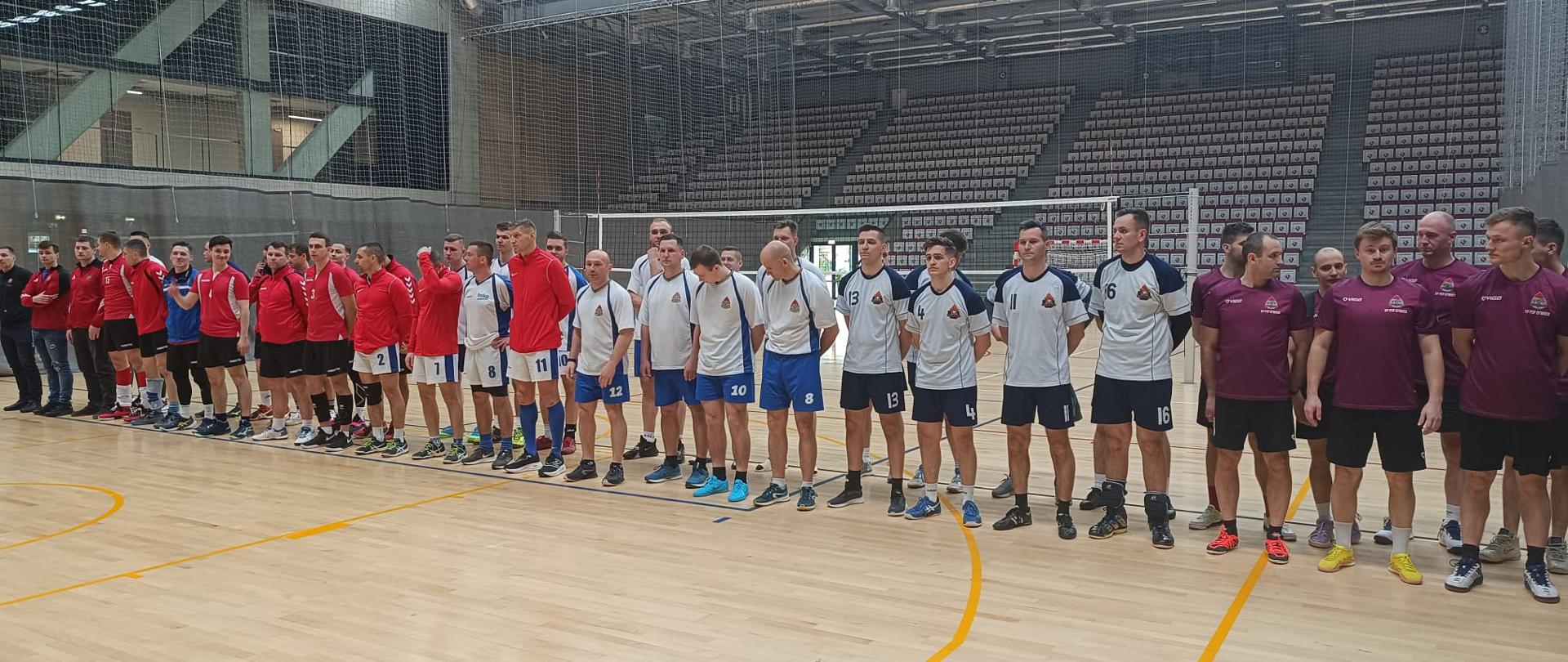 Zawodnicy stoją w dwuszeregu na rozpoczęciu eliminacji