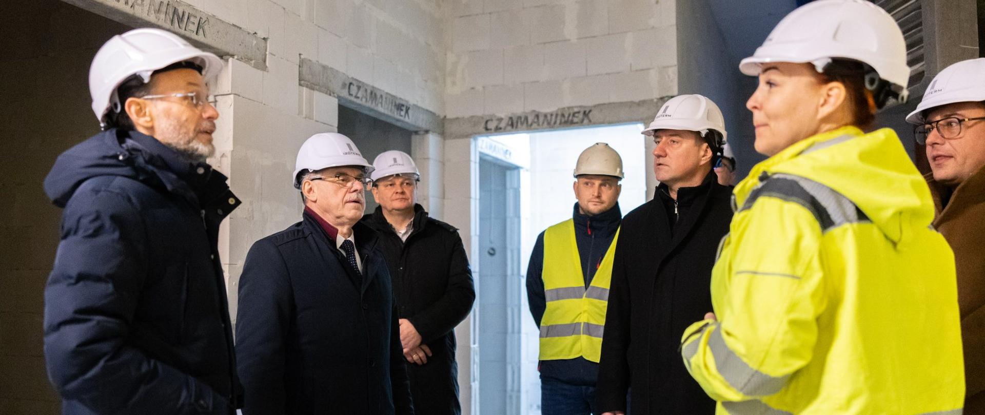 Wizyta wojewody podlaskiego na placu budowy żłobka w Suwałkach