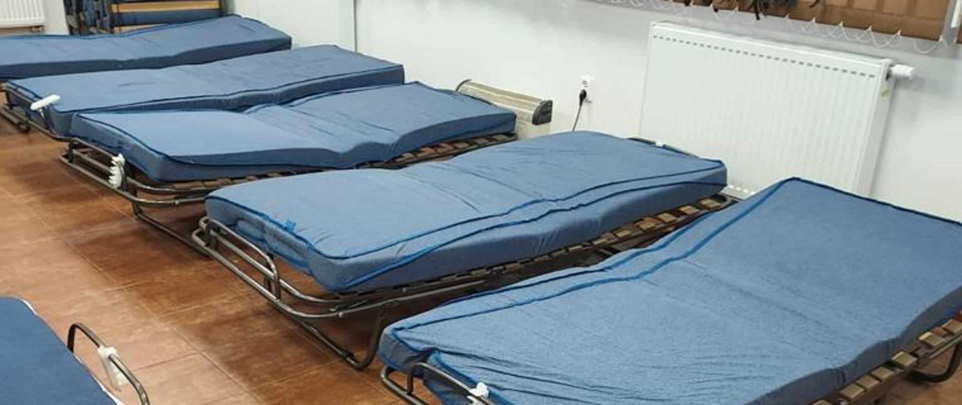 Na zdjęciu widoczne są łóżka polowe przygotowane dla uchodźców.
