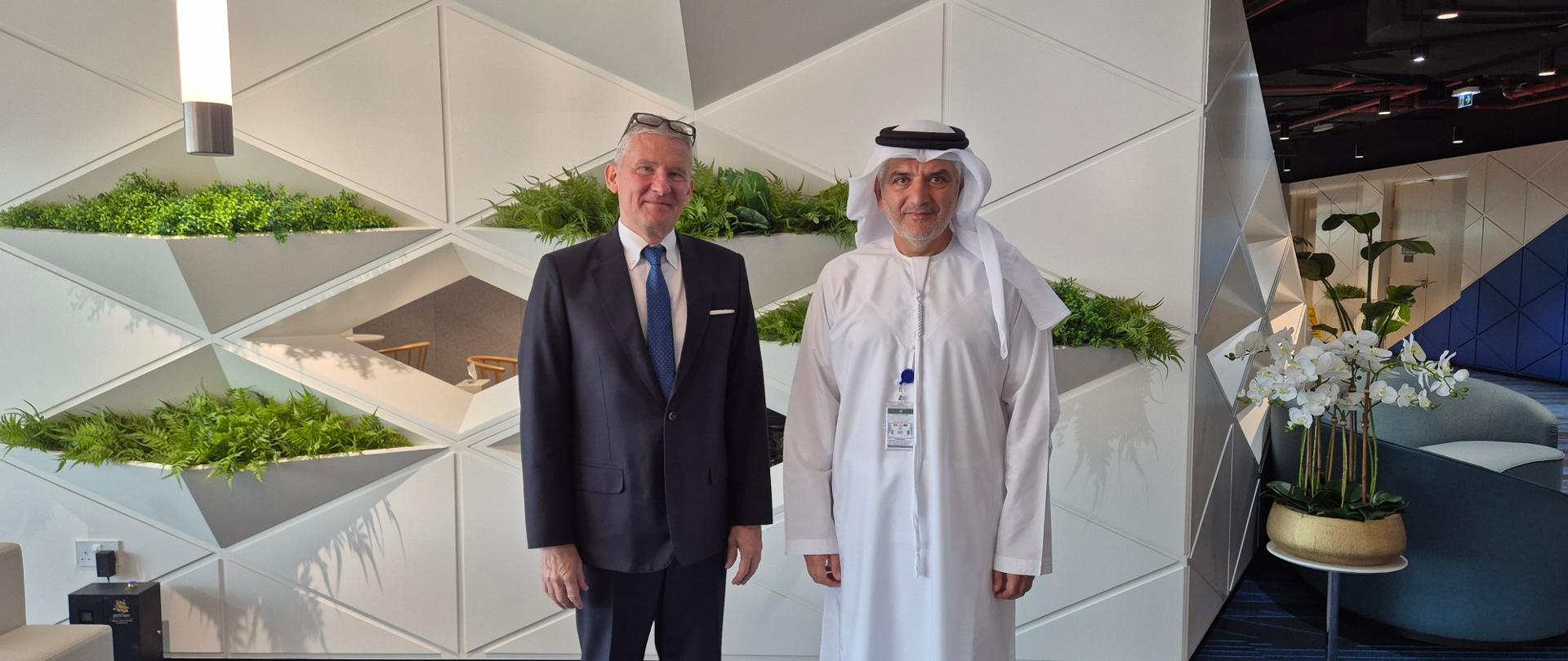 Ambasador Grzegorz Gawin z Rashed Abdulkarim Al Blooshim, CEO ADGM’s Registration Authority stoją w korytarzu hotelowym.
