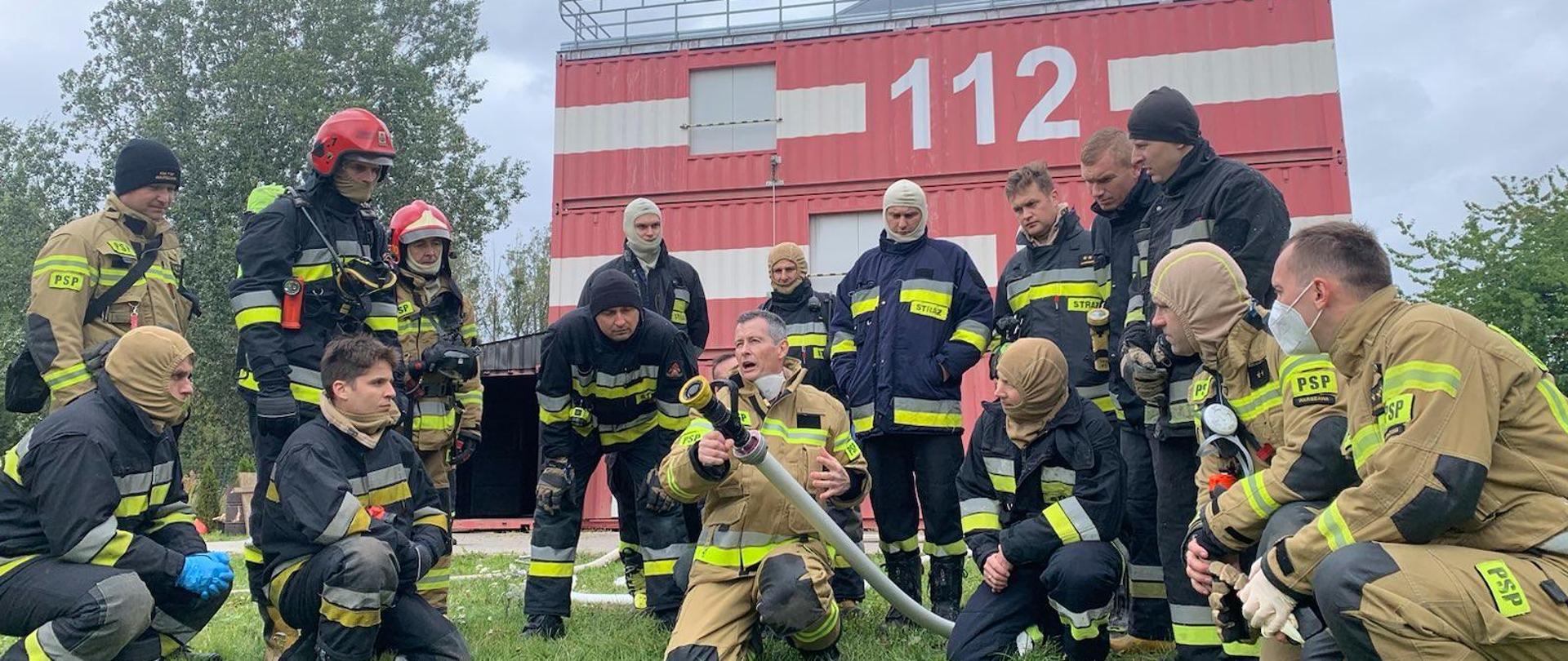 Uczestnicy szkolenia z Gaszenia Pożarów Wewnętrznych podczas zajęć praktycznych.