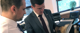 Oficjalna wizyta Ministra Bańki w Rumunii - Ministrowie przeglądają album fotograficzny