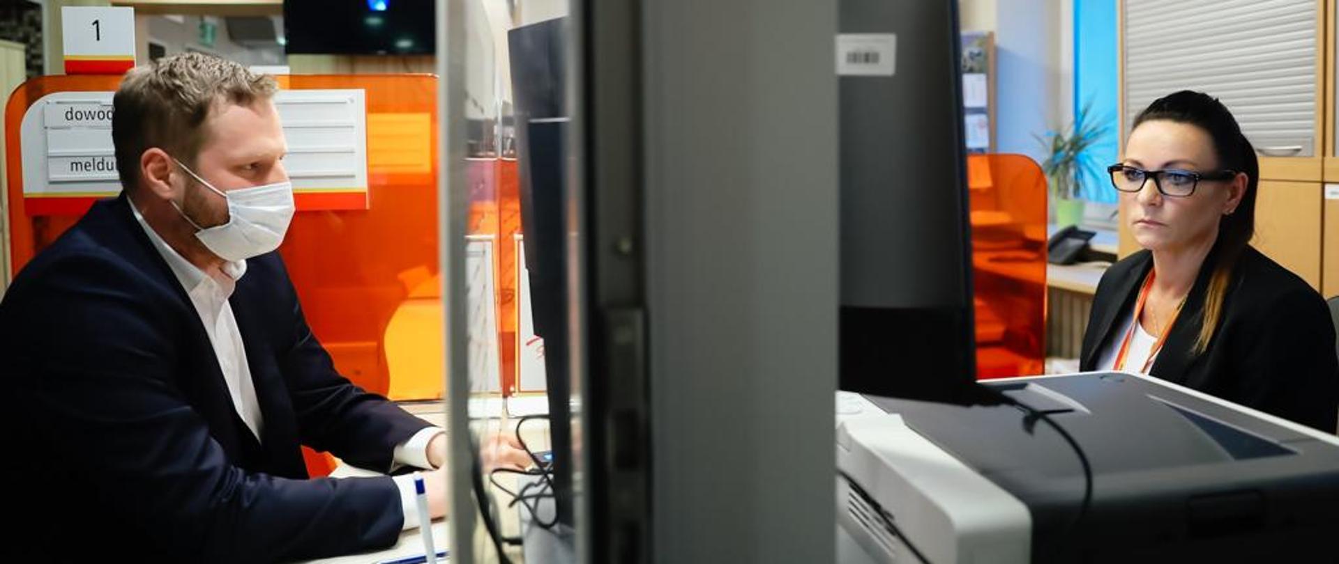 Minister Janusz Cieszyński podczas składania wniosku o dowód osobisty.