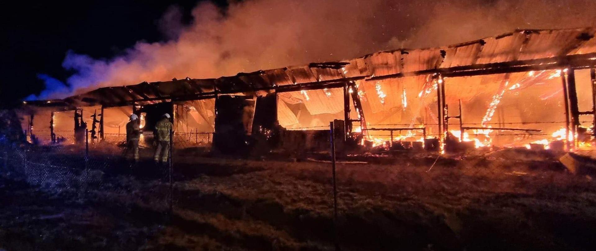 jęcie przedstawia palący się budynek.