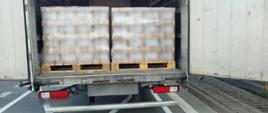 Nacisk kół na drogę pojedynczej osi napędowej ciężarówki wynosił 13,7 przy normie – 11,5 t. Przekroczenie spowodowało nieprawidłowe rozmieszczenie przewożonego ładunku. Palety z ciężkim ładunkiem znajdowały się nad tylną osią napędową pojazdu.