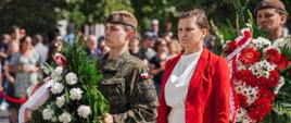 Wiceminister Paulina Piechna-Więckiewicz składa kwiaty pod pomnikiem Polskiego Państwa Podziemnego i Armii Krajowej