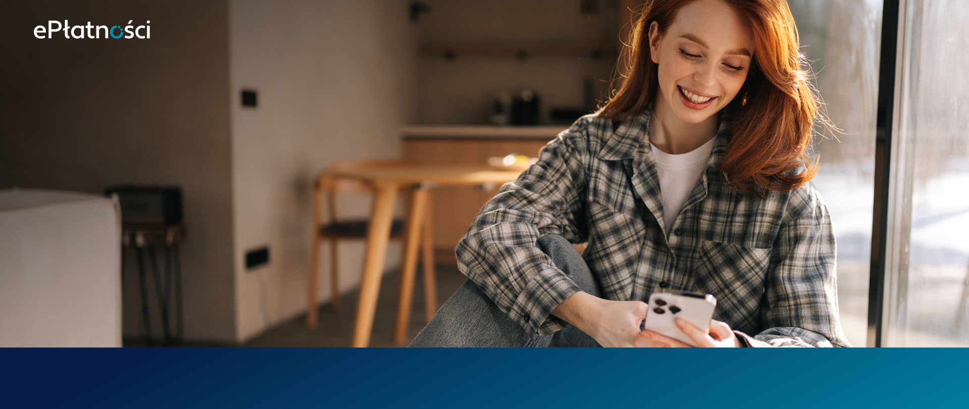 W prawym górnym rogu logo ePłatności. Na zdjęciu uśmiechnięta dziewczyna z telefonem