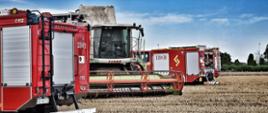 Zdjęcie przedstawia, kombajn, w któym podczas prac polowych zapaliła się komora silnika oraz dwa samochody pożarnicze na ściernisku, które przyjechały ugasić pożar,
