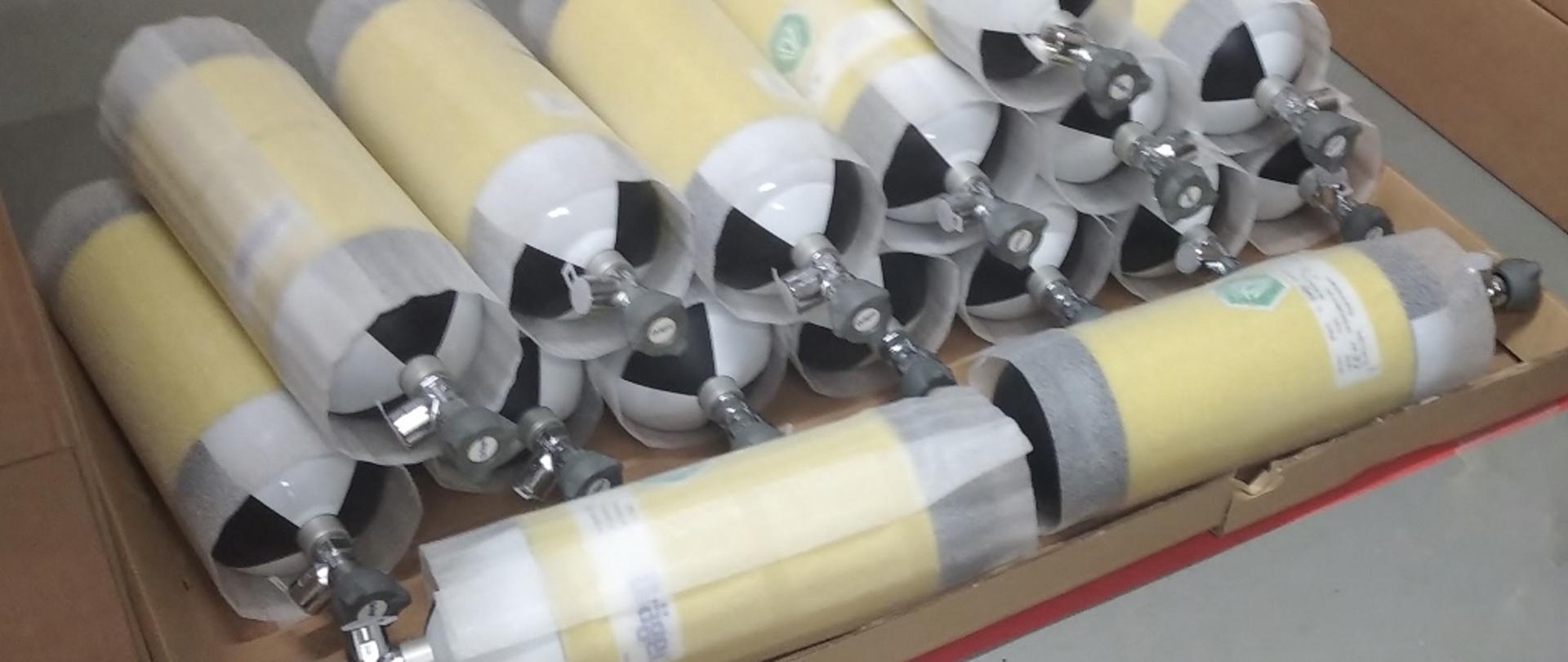 Wydanie aparatów powietrznych z magazynu KW PSP w Warszawie. Butle z powietrzem składowane na palecie.