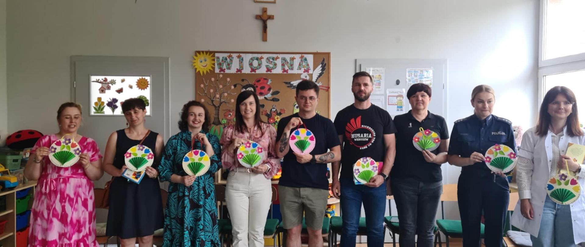 Przedstawiciele lokalnych instytucji i placówek obdarowani upominkami wykonanymi przez dzieci