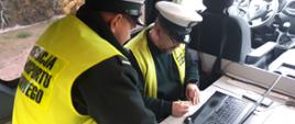 Inspektorzy mazowieckiej Inspekcji Transportu Drogowego dokonują powypadkowej kontroli danych z karty kierowcy i tachografu ciężarówki biorącej udział w wypadku drogowym na ul. Wolanowskiej w Radomiu.