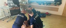 Prowadzenie resuscytacji przez policjantów za pomocą AED